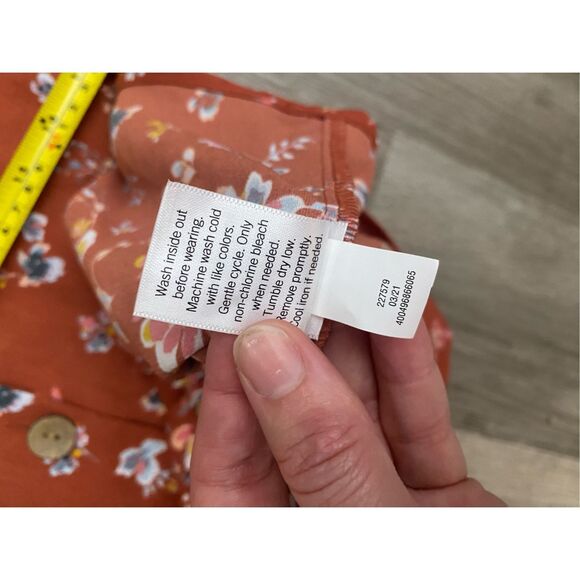 Lc Lauren Conrad NWT V-Neck Button-Front Floral Blouse, Sz Medium, MSRP $44 - Picture 2 of 9